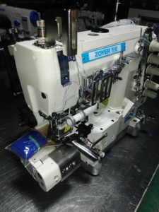 Máquina de coser interlock Zoyer 600-33DA de cama cilíndrica con cortador lateral derecho, motor directo, cortahilos automático y dispositivo para elásticos - Product Image 4