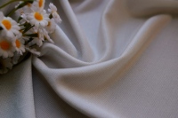 73% Acétate 17% Polyester 10% Métallique |   Tissu tricoté 190 GSM |   Tissu pour robes et hauts pour femmes, brillant et doux, largeur 148 cm