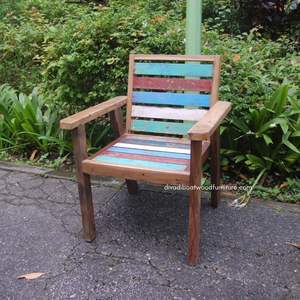 Le fauteuil Gardenia en bois de bateau recyclé présente une couleur naturelle et un dossier robuste, idéal pour un jardin ou une terrasse. - Product Image 1