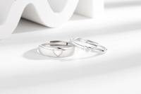 RFJEWEL Bagues de couple à cœur creux minimalistes, bagues de promesse/fiançailles assorties pour femmes et hommes, coffret cadeau en alliage