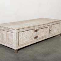 Table basse en bois de teck indien recyclé, finition blanchie, sculptures complexes, textures uniques, rangement pratique pour la maison