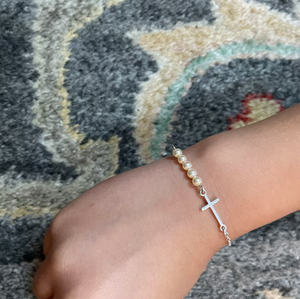 Braccialetto con Croce della Fede per Bambini con Perle d'Acqua Dolce, Placcato in Acciaio Inossidabile PVD, Gioielli alla Moda Placcati Argento - Product Image 2