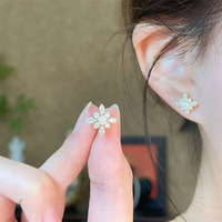 Boucles d'oreilles clous élégantes en or jaune 18 carats avec diamants de laboratoire étincelants taille marquise, polyvalentes pour le quotidien et le bureau