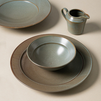 Service de vaisselle moderne en céramique et porcelaine P&T gris mat, assiettes et bols, pour la restauration commerciale HoReCa