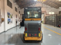 Caricatore Elettrico su Ruote da 1T: Benna da 0,4m³, Batteria 72V/200Ah, Connettore Rapido Idraulico, Cabina Chiusa.