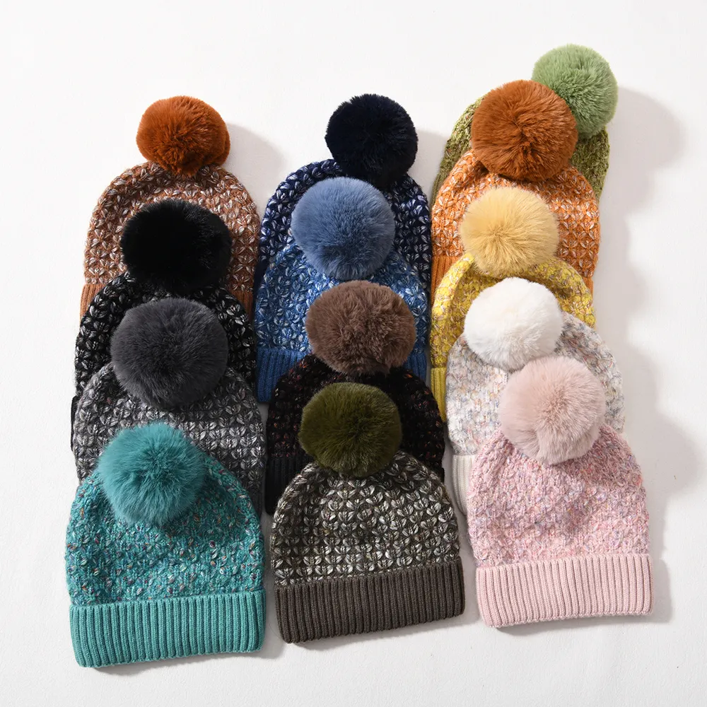 Bonnet d'extérieur en fausse fourrure avec pompon et tête de mort à revers, doux et moelleux, chaud pour femmes, tricoté en cachemire d'hiver personnalisé, vente en gros, mélange de couleurs