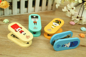 Mini <span class=keywords><strong>grapadora</strong></span> de madera con diseño de dibujos animados para niños, juguete de papelería. - Product Image 3