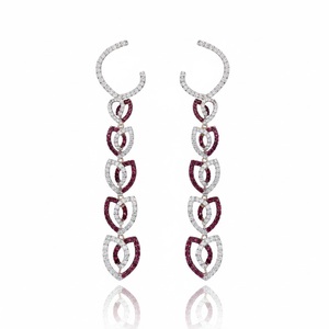 Pendientes Largos de Lujo con Rubíes y Diamantes Finos, Joyería Fina Atemporal con Rubíes y Diamantes Brillantes para Ocasiones Formales - Product Image 1