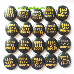 Piedra preciosa ovalada Zibu de ágata negra con palabras curativas grabadas para masajeador - Product Image 1