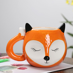 Venta al por mayor de fábrica: Tazas de porcelana de hueso con forma 3D creativas y únicas de dibujos animados (zorro, cisne, ballena, animal), 500ml, ecológicas y reutilizables, con bolsa de papel. - Product Image 2