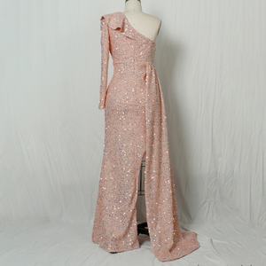 Robes longues d'hiver personnalisées, à sequins et perles, avec détails épaules dénudées, tenue de demoiselle d'honneur élégante et naturelle pour les fêtes - Product Image 4
