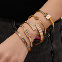 Bracelets manchette empilables éblouissants ornés de CZ | Bracelets ouverts en forme d'étoile de marguerite plaqués or |   Bijoux de poignet pour femmes, à combiner et à assortir