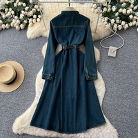 Robe en jean élégante à col contrastant et manches longues pour femme, avec découpes à la taille, boutonnage simple et ceinture, longueur midi, idéale pour un look décontracté