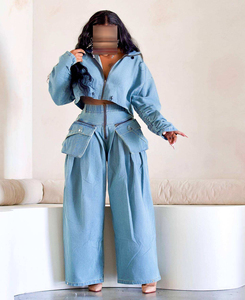 Ensemble deux pièces pour femme : Veste courte zippée personnalisée OEM et <span class=keywords><strong>Jean</strong></span> cargo taille haute à poches à rabat, coupe large et ample en denim - Product Image 4