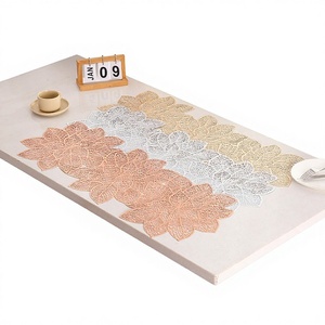 <span class=keywords><strong>Camino</strong></span> de <span class=keywords><strong>Mesa</strong></span> Largo con Diseño de Flor Dorada Púrpura Calado, Estilo Moderno Minimalista, Simple, Resistente al Calor, Impermeable y Antigrasa de PVC - Product Image 1
