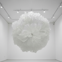 Grandes fleurs personnalisées faites à la main, fleurs géantes personnalisées, grande installation artistique en organza et soie pour la décoration de scène de mariage