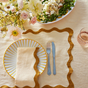 Grandes sets de table festonnés en coton et lin brodés, avec contour bicolore incurvé, pour les entreprises de location d'événements dans le service de banquet - Product Image 1