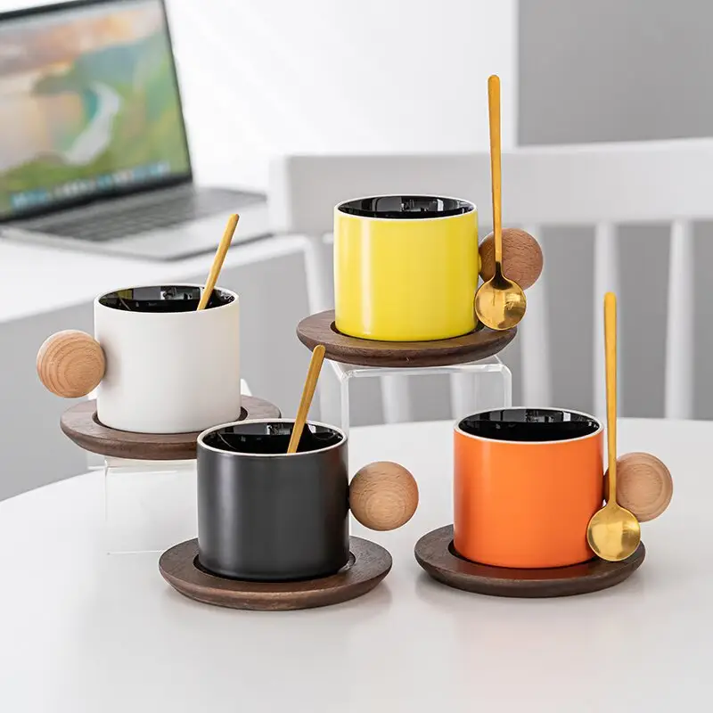 Vente chaude poterie grossière émaillée tasse de voyage à café tasse à café en céramique et soucoupe avec poignée en boule en bois