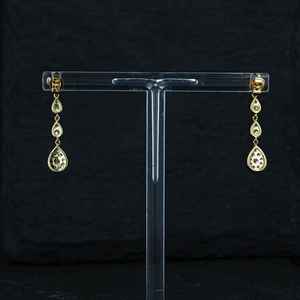 Boucles d'oreilles pendantes Elvora Gems pour femme en or 14 carats avec diamants en forme de goutte, style Art Déco, pavé de pierres en forme de poire, 2,41 g (paire), 32 pierres, 0,55 ct - Product Image 6