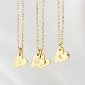 Collana con Iniziale Personalizzata <span class=keywords><strong>a</strong></span> Cuore in Acciaio Inox PVD Oro, Ciondolo con Lettera Personalizzata, Gioiello Minimalista, Regalo per Damigella - Product Image 1