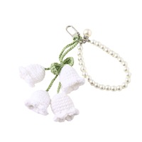Porte-clés fait main au crochet Lys des Valles, breloque de sac tricotée en forme de fleur clochette, sangle de poignet en fausses perles, pendentif floral pour sac