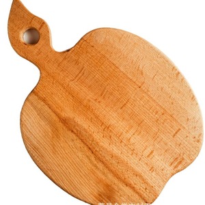 Planche à découper en bois de hêtre en forme de pomme 28x19x1.5cm avec poignée pour usage en cuisine - Product Image 5