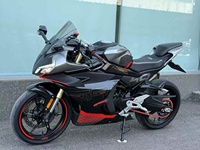 Moto à essence Chunfeng 450SR bicylindre refroidie par eau, pour la course sur route, la course sportive et les courses de vitesse.
