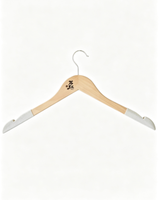 Cintre en bois massif antidérapant de dernière conception pour boutique de vêtements haut de gamme et présentoir de vêtements