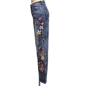 กางเกงยีนส์เดนิมสีน้ำเงินฟอกแบบใหม่สำหรับผู้หญิง ปักลายดอกไม้ เอวสูง ทรงขาบาน สไตล์ลำลอง ทรงสกินนี่ - Product Image 2