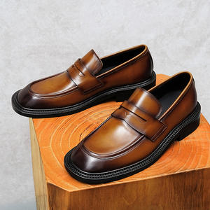 Mocassins personnalisés de style anglais avec des boucles en forme de fer à cheval tendance et une tige en cuir à motif autruche pour une chaussure décontractée monobloc - Product Image 1