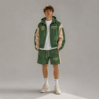 Ensemble de survêtement rétro 2 pièces pour homme : veste zippée à capuche et short en nylon froissé imprimé, coupe-vent, style streetwear, avec patchs de football