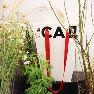 Bolsas de Papel Personalizadas para Regalo: Arte Laminado Negro Marfil, Accesorio de Cinta de Cartón Blanco de Lujo, para Velas, Flores y Compras - Product Image 1