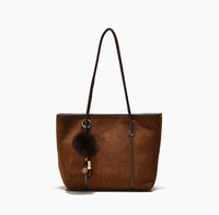 Sac à main rétro en similicuir suédé, grand sac fourre-tout en cuir végétalien souple avec breloques, élégant sac à bandoulière pour le quotidien et les voyages