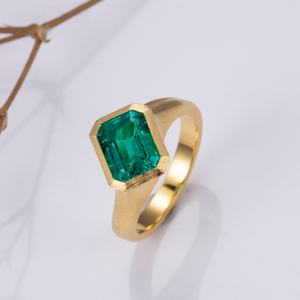 Anillo de Oro Blanco de 18K MSR-1217 con Esmeralda Cultivada en Laboratorio de 8*10, Joyería Personalizada - Product Image 3