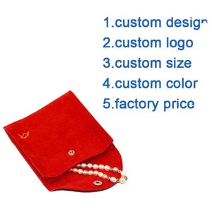 Pochette à bijoux personnalisée en velours doux rouge avec logo doré et compartiment - Product Image 2