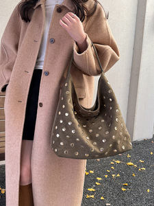 Sac à main hobo vintage Y2K punk en daim clouté avec grandes rivets dorés, grande capacité, pour le shopping, les voyages et le quotidien, pour femme - Product Image 4