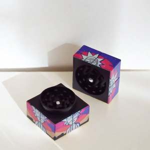 Nouveau moulin à herbes en plastique de forme cubique tendance 2024, moulin à herbes à fumer de 50 mm - Product Image 3