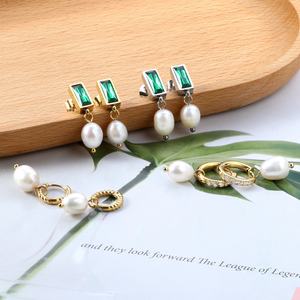 Pendientes de Aro con Perlas a la Moda, Chapados en Oro de 18k, de Acero Inoxidable Hipoalergénico para Mujer, Pendientes de Perlas Colgantes para Boda - Product Image 5