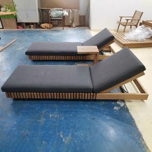 Chaise longue en teck meubles de patio chaise longue de plage lit lounge mobilier d'extérieur lit de bronzage en bois chaises longues de luxe - Product Image 1