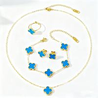 Parure de bijoux trèfle porte-bonheur en acier inoxydable plaqué or léger pour femme : collier, bracelet, bague et boucles d'oreilles pour soirée