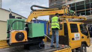 Tondeuse à ceinture verte de grande taille montée sur véhicule coupe-haie de grande taille pour plantes vertes médianes de pente en vente - Product Image 6