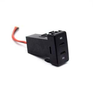 Chargeur de téléphone portable à double PD à charge rapide avec ports USB et connexion filaire pour Toyota (grande ou petite taille) avec trous de commande centrale réservés - Product Image 3