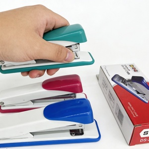 Agrafeuse manuelle portable mini format économique pour bureau, agrafeuse colorée pour étudiants, papeterie pour l'école et le bureau - Product Image 5