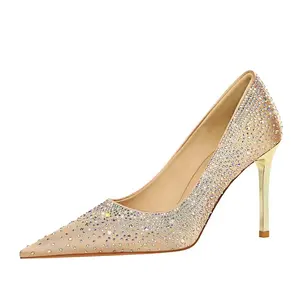 Talons hauts Stiletto en satin de soie pour banquet de mode européenne et américaine peu profonde Chaussures simples à talons aiguilles pour femmes Rhinestone or blanc