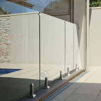 Système de garde-corps en verre contemporain avec fixation par pince, en acier inoxydable, pour terrasse, balcon et piscine