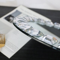 Assiette de présentation moderne de luxe, durable et écologique, en verre de 33 cm, bordure effet miroir argenté, personnalisable, pour événements de mariage