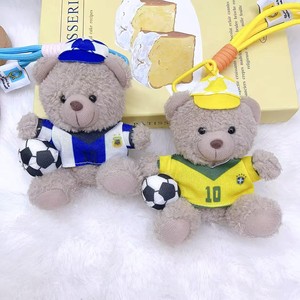 Porte-clés en peluche ours en uniforme de football de haute qualité avec ballon et drapeau national, pendentif ours pour les fans de sport - Product Image 4