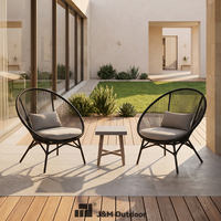 J&M T714A Modernes Rattan-Lounge-Set mit Kaffeetisch Dreiteiliges Set Metallrahmen Outdoor-Terrassen-Teetisch Zwei Einzelne Klappbare Stühle