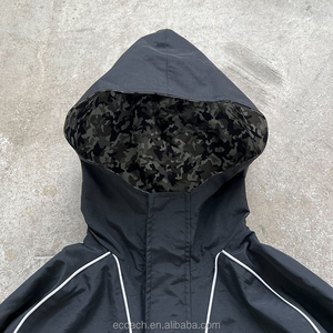 <span class=keywords><strong>Giacca</strong></span> Softshell Oversize da <span class=keywords><strong>Uomo</strong></span> con Logo Personalizzato, Linee Riflettenti e Bordi Decorativi, <span class=keywords><strong>Giacca</strong></span> Antivento Reversibile in Nylon Mimetico - Product Image 2