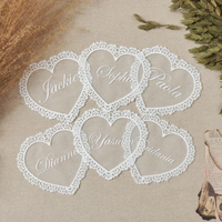 Marque-places de mariage personnalisés en polyester avec dentelle, réutilisables, en forme de cœur, avec nom, décoration de table romantique, faible MOQ